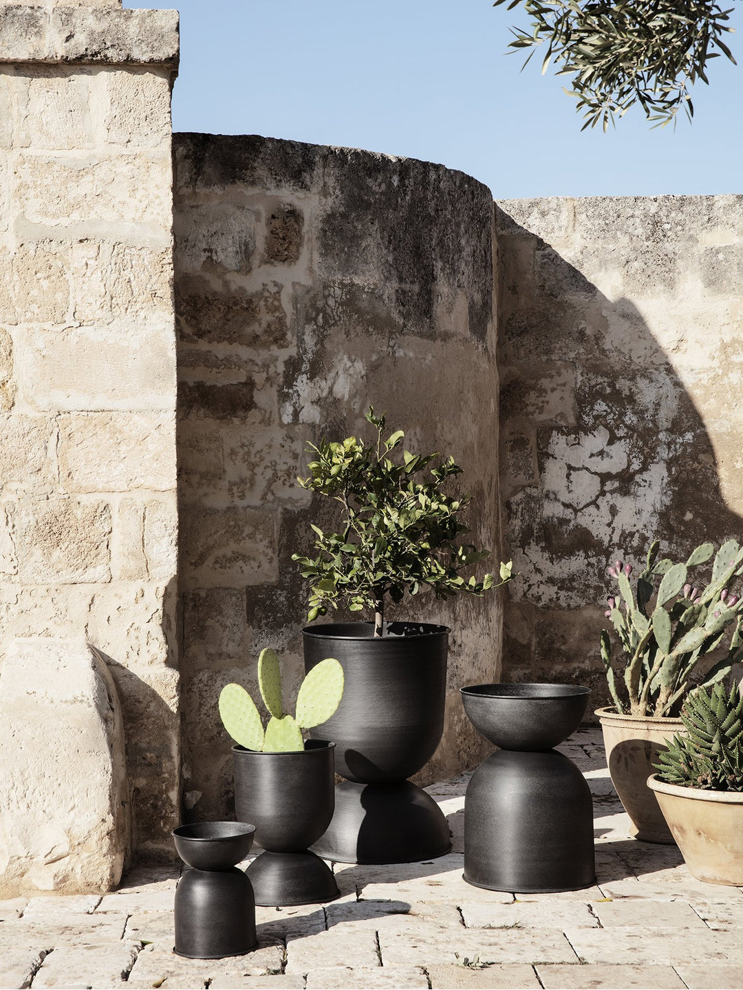 Ferm-Living-Hourglass-Pot